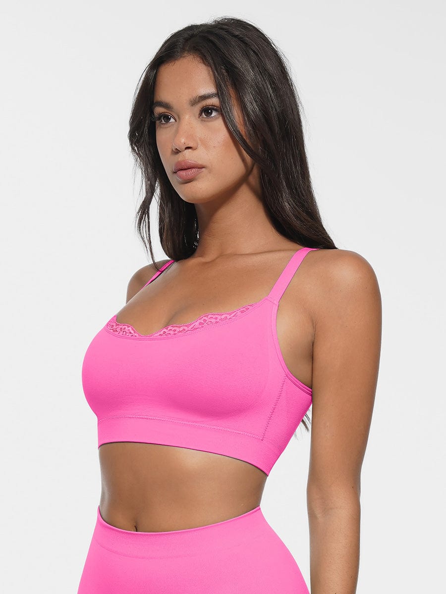 Monavida Soft Lace BH in beige — close-up van scoop neck en kant