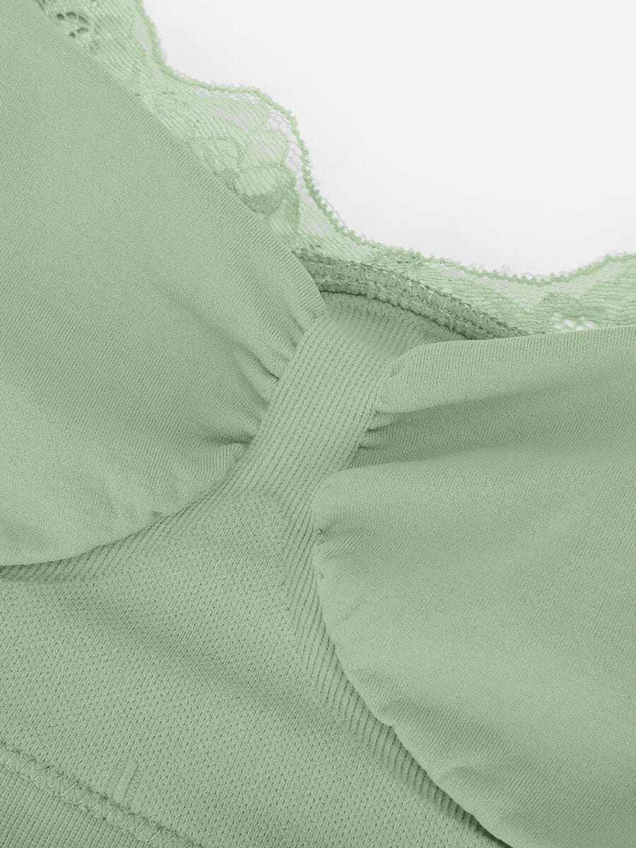 Monavida Soft Lace BH in licht groen — close-up van scoop neck en kant